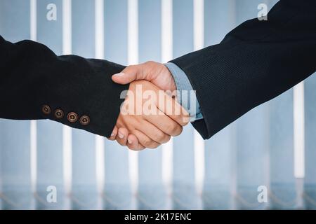 Concetto di incontro di partnership commerciale. Immagine uomo d'affari handshake. Uomini d'affari di successo handshaking dopo buon affare. Cooperazione reciprocamente vantaggiosa Foto Stock