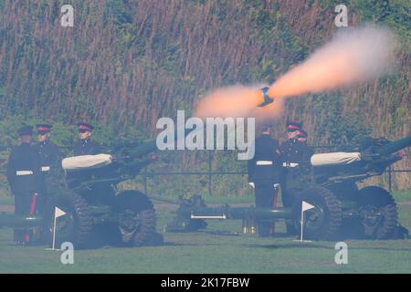 I reservisi dal 104 Regiment Royal Artillery sparano un saluto reale della pistola dal Castello di Cardiff, per segnare l'arrivo del re Carlo III in Galles. Data immagine: Venerdì 16 settembre 2022. Foto Stock