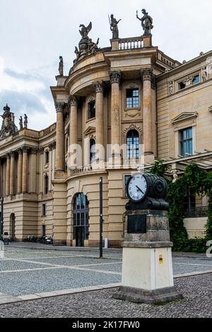 Facoltà di giurisprudenza dell'Università di Humboldt, esterno dell'edificio classico, statue e orologio, Bebelplatz, sotto den Linden, Mitte-Berlin Foto Stock