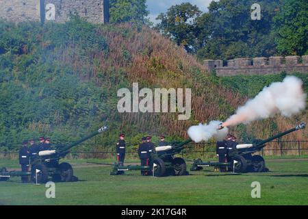 I reservisi dal 104 Regiment Royal Artillery sparano un saluto reale della pistola dal Castello di Cardiff, per segnare l'arrivo del re Carlo III in Galles. Data immagine: Venerdì 16 settembre 2022. Foto Stock