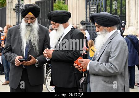 Sikh. I pianatori lasciarono Westminster Hall avendo pagato i loro rispetti alla Regina dove era sdraiata. Palazzo di Westminster, Londra. REGNO UNITO Foto Stock