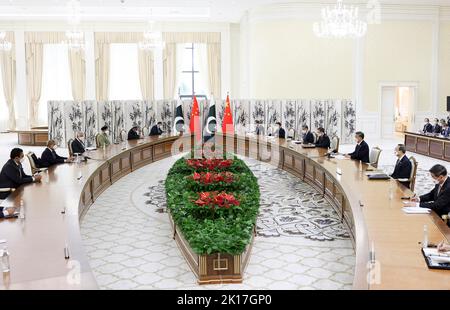 Samarcanda, Uzbekistan. 16th Set, 2022. Il presidente cinese Xi Jinping incontra il primo ministro pakistano Muhammad Shehbaz Sharif nel complesso Forumlar Majmuasi di Samarcanda, Uzbekistan, 16 settembre 2022. Credit: Ding Haitao/Xinhua/Alamy Live News Foto Stock