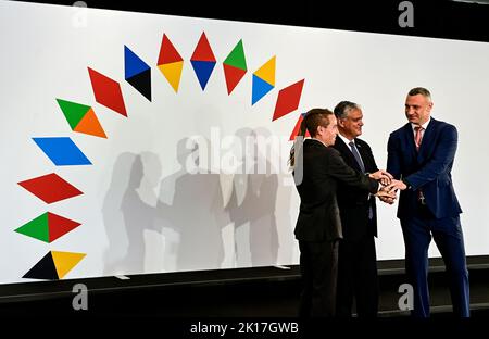 Praga, Repubblica Ceca. 16th Set, 2022. L-R il ministro dello sviluppo regionale ceco Ivan Bartos, il presidente del Comitato europeo delle regioni Vasco Alves Cordeiro e il sindaco di Kyiv vitali Klitschko partecipano alla riunione del Comitato europeo delle regioni tenutasi in collaborazione con la presidenza ceca dell'UE il 16 settembre 2022 a Praga, Repubblica ceca. Credit: Roman Vondrous/CTK Photo/Alamy Live News Foto Stock