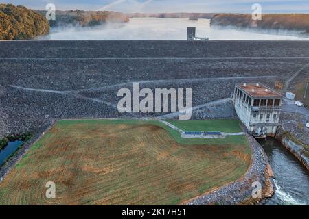 Diga sul lago Tims Ford. Mattina di inizio estate con nebbia discontinua in Tennessee. Foto Stock