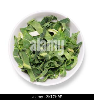 Verdure verdi tagliate a fette in ciotola bianca sparate dall'alto isolato su bianco con il tracciato tagliato Foto Stock