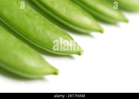 Diversi piselli a base di zucchero su fondo bianco Foto Stock