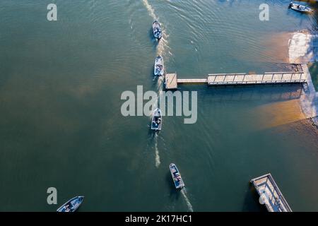 Pescatore in barca inizia un torneo di pesca al Tims Ford Bass Club di Winchester, Tennessee. Foto Stock