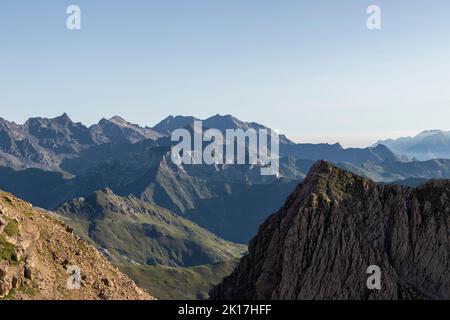 Vista di un Pic de Sarradets con una valle di montagna, Pirenei Occidentales, Francia Foto Stock