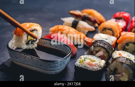 Set di sushi maki colorati Foto Stock