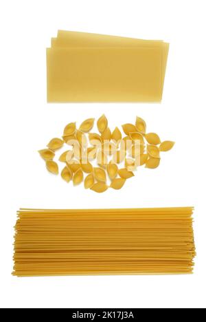 Tre diversi tipi di pasta cruda su fondo bianco spaghetti lasagne fogli conchiglie Foto Stock