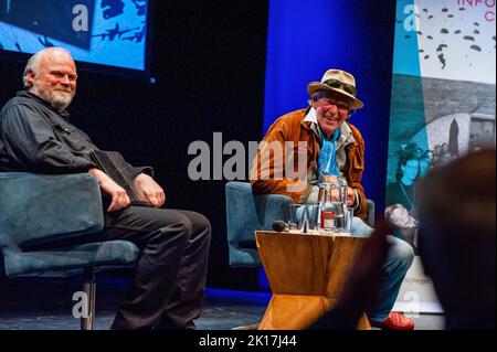 Nijmegen, Paesi Bassi. 15th Set, 2022. Constant Hoogenbosch (L), storico, insegnante di film, e proprietario della stampa cinematografica e agenzia di comunicazione Movie Machine, e attore olandese, Peter Faber (R) sono visti ascoltare una persona che parla nel pubblico. In occasione del 78th° anniversario dell'operazione Market Garden nei Paesi Bassi, l'Info Center WW2 di Nijmegen ha offerto un'analisi del film "A Bridge Too far". La notte speciale contava con la presenza dell'attore Peter Faber, che ha giocato il ruolo del capitano Arie Dirk 'Harry' Bestbreurtje nel film e ha parlato della sua esperienza durin Foto Stock