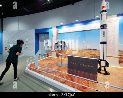 PECHINO, CINA - 16 SETTEMBRE 2022 - i visitatori visitano la scena del restauro del primo sito di lancio satellitare cinese presso il Science Center di Pechino, CH Foto Stock