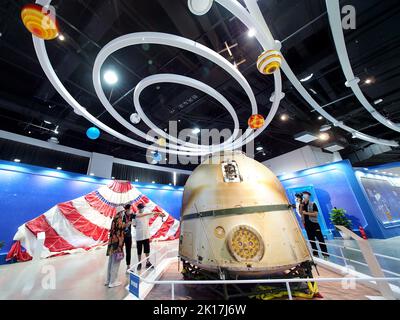 PECHINO, CINA - 16 SETTEMBRE 2022 - i visitatori visitano il modulo di rientro della navicella spaziale Shenzhen 13 al Science Center di Pechino, Cina, Foto Stock