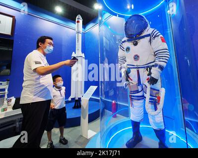 PECHINO, CINA - 16 SETTEMBRE 2022 - i visitatori possono vedere la tuta spaziale dell'astronauta al Science Center di Pechino, Cina, 16 settembre 2022. L'evento di Pechino Foto Stock