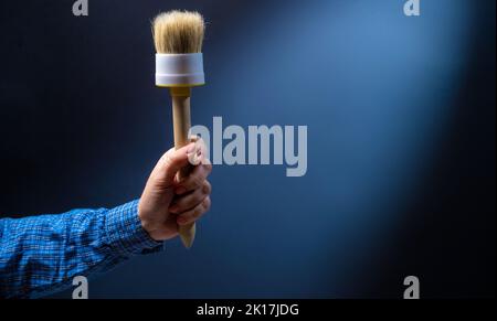 Mano che tiene la spazzola Foto Stock