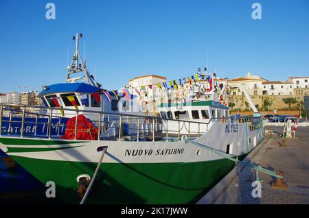 Termoli - Molise - la barca da pesca 'nuovo Saturno' decorata per ospitare San basso in processione al mare, ormeggiata nel porto di Termoli Foto Stock