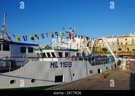 Termoli - Molise - la barca da pesca 'nuovo Saturno' decorata per ospitare San basso in processione al mare, ormeggiata nel porto di Termoli Foto Stock