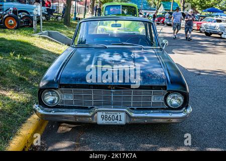 Falcon Heights, Minnesota - 18 giugno 2022: Vista frontale in prospettiva di una Ford Falcon Fordor Sedan del 1960 in occasione di una fiera automobilistica locale. Foto Stock