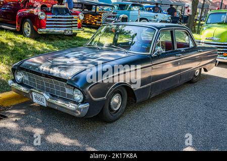 Falcon Heights, Minnesota - 18 giugno 2022: Vista frontale in alto angolo di una Ford Falcon Fordor Sedan del 1960 in occasione di una fiera automobilistica locale. Foto Stock