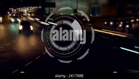 Immagine di interfaccia con elaborazione dati contro la vista aerea del traffico cittadino di notte Foto Stock