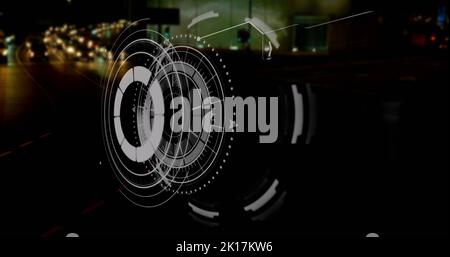 Immagine di interfaccia con elaborazione dati contro la vista aerea del traffico cittadino di notte Foto Stock