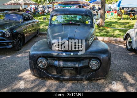 Falcon Heights, MN - 18 giugno 2022: Vista frontale in prospettiva alta di un camioncino Ford F1 Rat Rod del 1950 in una fiera automobilistica locale. Foto Stock