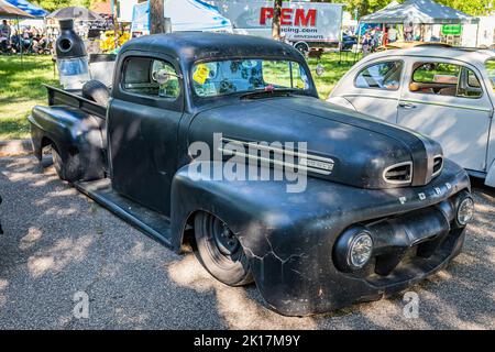 Falcon Heights, MN - 18 giugno 2022: Vista dall'alto dell'angolo anteriore di un camioncino Ford F1 Rat Rod del 1950 in una fiera automobilistica locale. Foto Stock