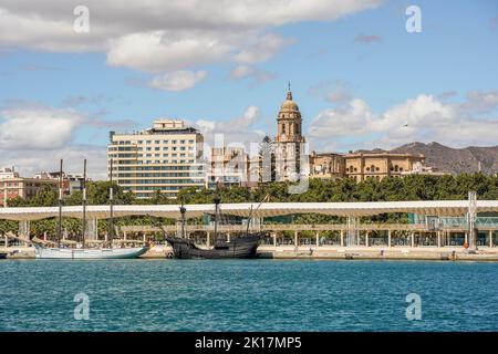 Tre repliche di vecchie navi a vela, Nao Victoria, Pascual Flores, ormeggiate nel porto di Malaga, Cattedrale dietro, Andalusia, Spagna. Foto Stock