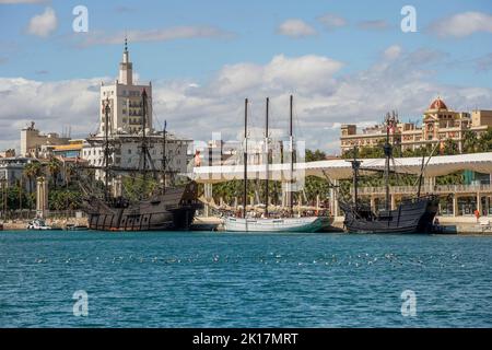 Tre repliche di vecchie navi a vela, Nao Victoria , Galeon Andalucia, Pascual Flores, ormeggiate nel porto di Malaga, Andalusia, Spagna. Foto Stock