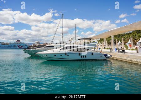 Recintato di sezione per yacht e mega yacht nel porto di Malaga, Costa del Sol, Andalusia, Spagna. Foto Stock