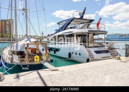 Recintato di sezione per yacht e mega yacht nel porto di Malaga, Costa del Sol, Andalusia, Spagna. Foto Stock