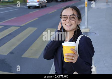 Donna d'affari al telefono in città strada Foto Stock