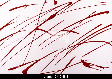 Sottili linee rosse scure e schizzi disegnati su sfondo bianco. Sfondo artistico astratto con tratto decorativo di pennello da vino. Pittura acrilica con grafico str Foto Stock