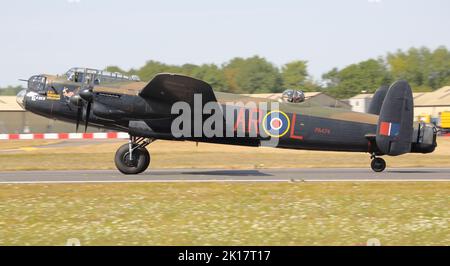 Fairford, Regno Unito. 16th luglio, 2022. Velivoli militari da tutto il mondo in mostra per il RIAT Royal International Air Tattoo. Il bombardiere BBMF Avro Lancaster arriva a RIAT, Fairford, Regno Unito Foto Stock