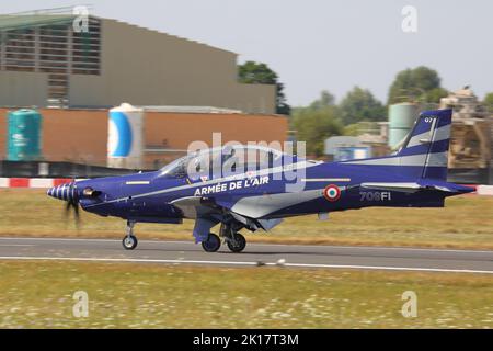 Aeronautica francese Pilatus PC-21 arrivo al Royal International Air Tattoo RIAT 2022 a RAF Fairford, Gloucestershire, Regno Unito Foto Stock