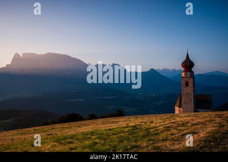 alba sul monte Renon guardando lo Sciliar Foto Stock