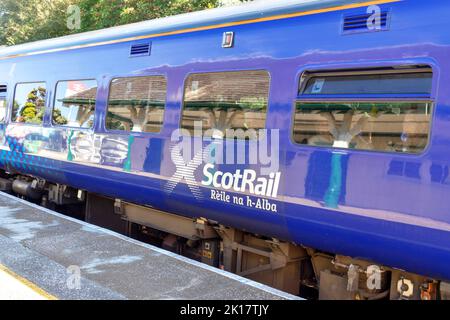 STAZIONE DI PLOCKTON WESTER ROSS SCOZIA IN TARDA ESTATE UN TRENO SCOTRAIL ALLA PIATTAFORMA Foto Stock