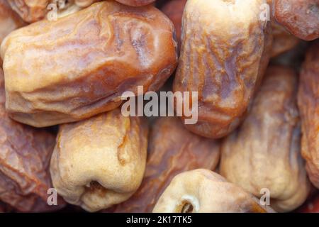 Il tradizionale Sukari Arabo si avvicina alle noci e alle erbe arabe a cornice intera come sfondo Foto Stock