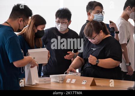 Hong Kong, Cina. 16th Set, 2022. Gli acquirenti vengono visti acquistare prodotti a marchio Apple durante il giorno del lancio dei nuovi smartphone iPhone serie 14 a Hong Kong. (Foto di Sebastian ng/SOPA Images/Sipa USA) Credit: Sipa USA/Alamy Live News Foto Stock