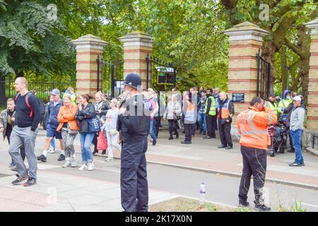 Londra, Regno Unito. 16th Set, 2022. Alcune persone alla volta possono lasciare il parco e unirsi alla coda principale mentre la folla impaccherà Southwark Park, il retro della fila. La coda per la sdraiata della regina Elisabetta II si estende per diverse miglia, mentre i lutto aspettano ore per vedere la bara della regina. La bara è stata collocata nella Westminster Hall nel Palazzo di Westminster, dove rimarrà fino al suo funerale il 19th settembre. Credit: Vuk Valcic/Alamy Live News Foto Stock
