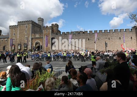 Cardiff, Galles, Regno Unito. 16th Set, 2022. Le folle fuori dal Castello di Cardiff aspettano la visita di Re Carlo. Credit: Notizie dal vivo di Mark Hawkins/Alamy Foto Stock