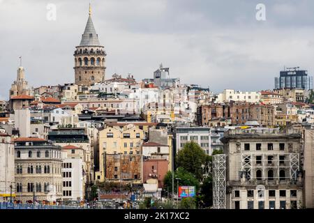 Türkei, Istanbul, Blick über den Stadtteil Karaköy zum Galataturm Foto Stock