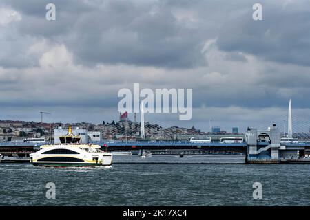 Türkei, Istanbul, Eminönü, Blick zur Galatabrücke, dahinter die Pylone der neuen Metrobrücke über das Goldene Horn Foto Stock