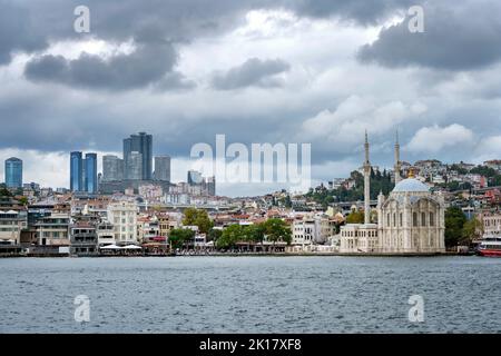 Türkei, Istanbul, Blick über den Bosporus auf die Hochhäuser von Levent und die Schiff, Kreuzfahrtschiffe, Schiffe, nave da crociera, barca, cruiser, mare, Foto Stock