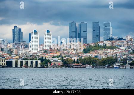 Türkei, Istanbul, Blick über den Bosporus auf die Hochhäuser von Levent Foto Stock