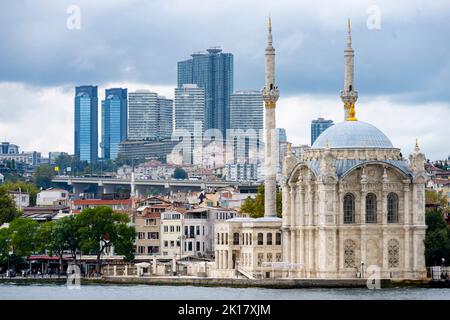 Türkei, Istanbul, Blick über den Bosporus auf die Hochhäuser von Levent und die Schiff, Kreuzfahrtschiffe, Schiffe, nave da crociera, barca, cruiser, mare, Foto Stock