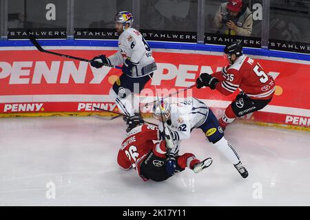 COLONIA, GERMANIA - 15 SETTEMBRE 2022: Hockey match DEL Kölner Haie - EHC Red Bull München Foto Stock