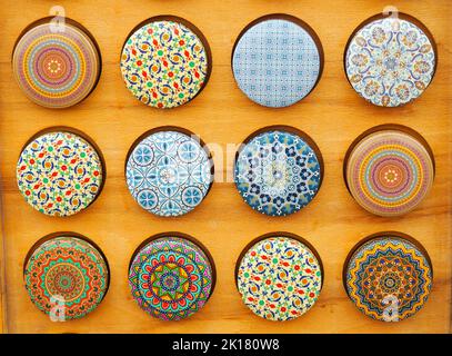 Piccole scatole rotonde decorate nei negozi di souvenir di Siviglia Foto Stock