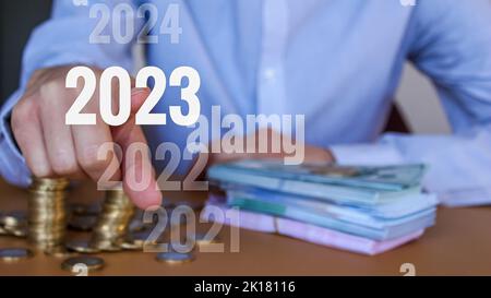 2023 obiettivi e obiettivi. esercizio finanziario 2023. Uomo d'affari che punta nuovo anno. Foto Stock