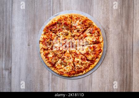 Doncaster, UK - 2019 Mar 21: Deliziosa pizza a base di carne fatta a mano con manzo speziato e pollo Foto Stock